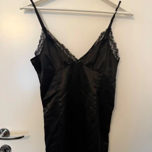 Svart satin nattlinne - Svart satin nattlinne från h&m 