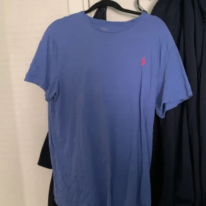 Blå t-shirt från Polo Ralph Lauren - Storlek S , bra skick 