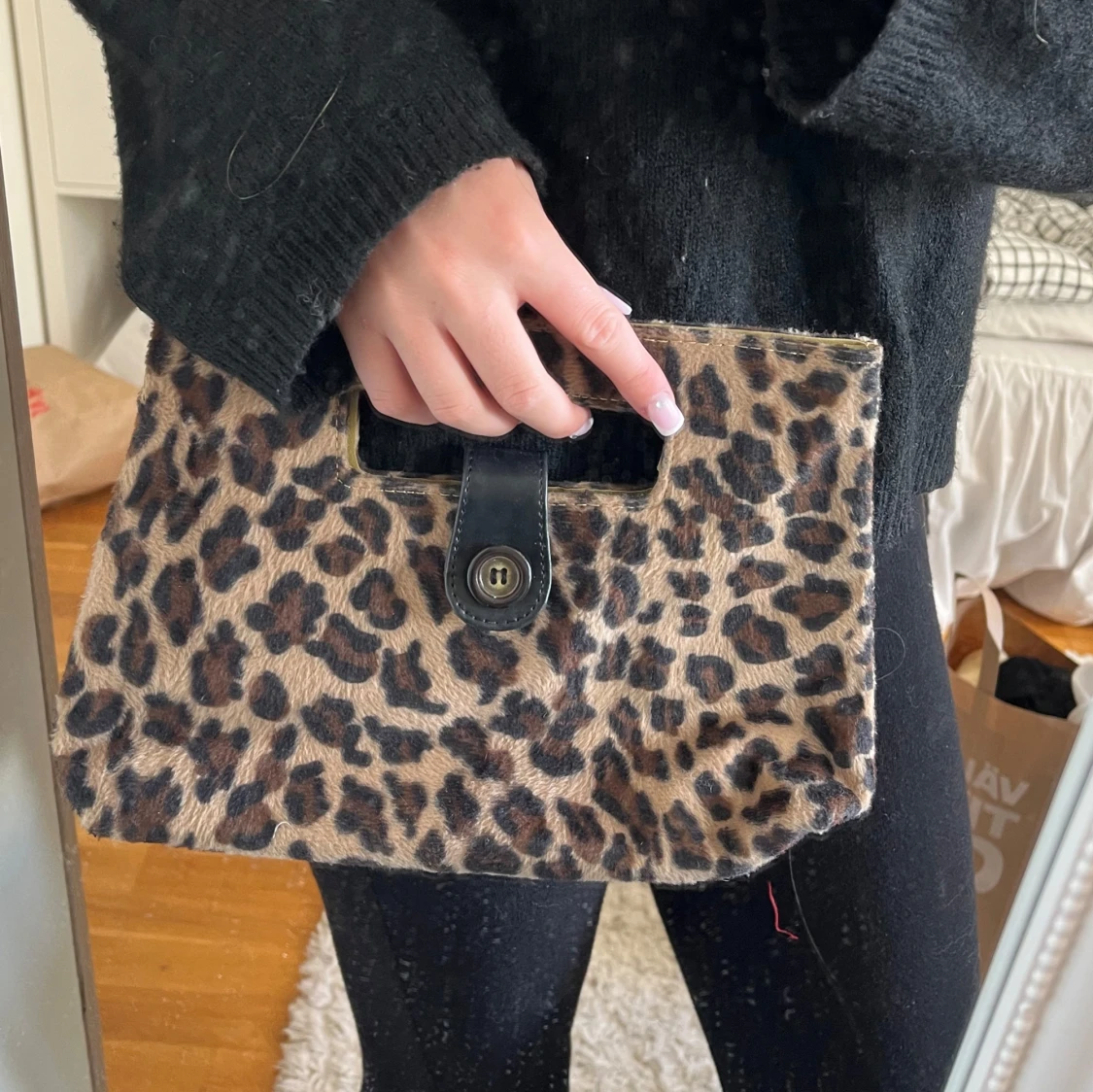 Leopardmönstrad kuvertväska med handtag - 1