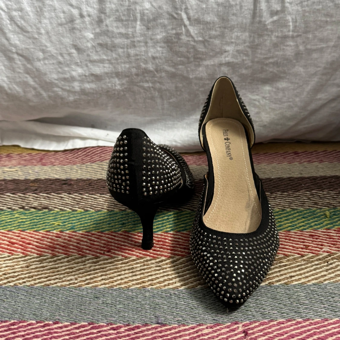 Svarta pumps med silverglittriga nitar - 1