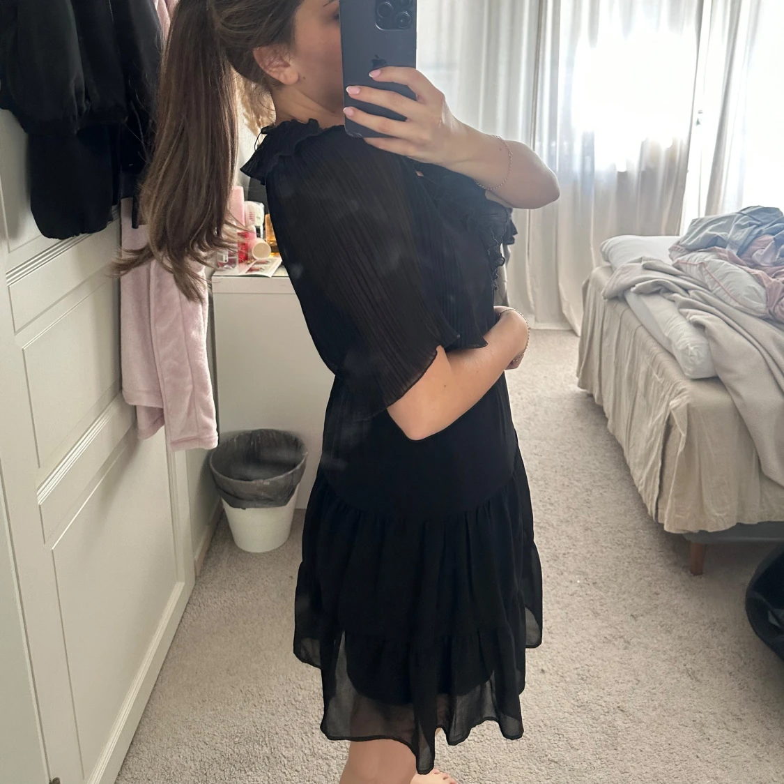 Svart kort volangklänning med v-ringning - 3