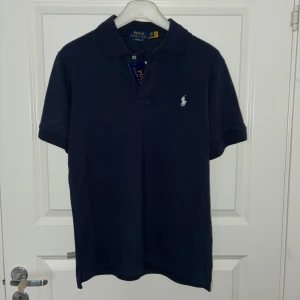 Polo Piké - Oanvänd Polo Ralph Lauren Piké Storlek S  Skriv för frågor eller prisförslag🙌