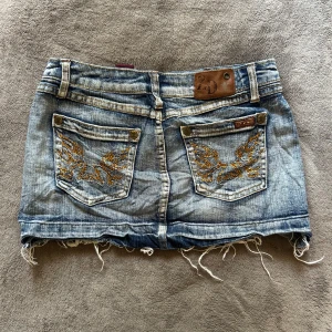 Jeanskjol kort Lågmidjad detaljer fickor - Säljer en cool Lågmidjad kort jeanskjol med snygga detaljer! Skulle säga storlek XS                       Midjemått : 35 cm    Längd: 27 cm❤️