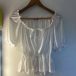 Vit blus med volang från Gina Tricot - Supersöt vit blus från Gina tricot st S😀