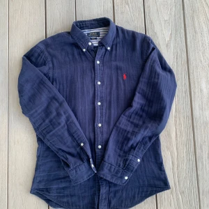 Polo Ralph Lauren - Snygg marinblå skjorta från Polo Ralph Lauren. Skick 9/10. Storlek: M. Hör av dig vid frågor 