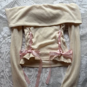 Vit tröja med rosetter - Fin tröja med rosa rosetter🎀 köpt secondhand men bra skick!! Inga defekter ❤️