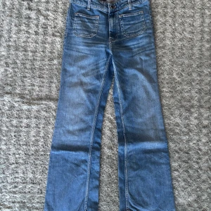 Blåa jeans från GANT - Snygga, svagt bootcut jeans från Gant i storlek W27. Inga defekter hittades och i fint skick!🩵