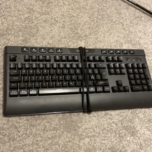 Tangentbord  - Ett mission sg tangentbord. Den är svart och e ganska långt. Det är ett gaming tangentbord 