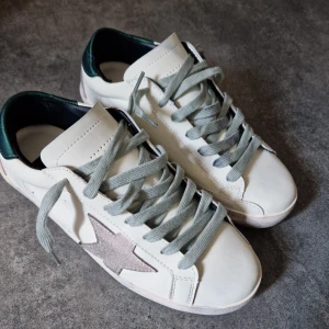Golden Goose vita  - Säljer ett par feta  Golden Goose kvittot följer med vid köpet.Ny pris 5000kr.  Jag har haft dem på mig få gånger men dem blev för små. Dem är inte slitna nånstans och är knappt använda. Priset går att diskutera 😊 