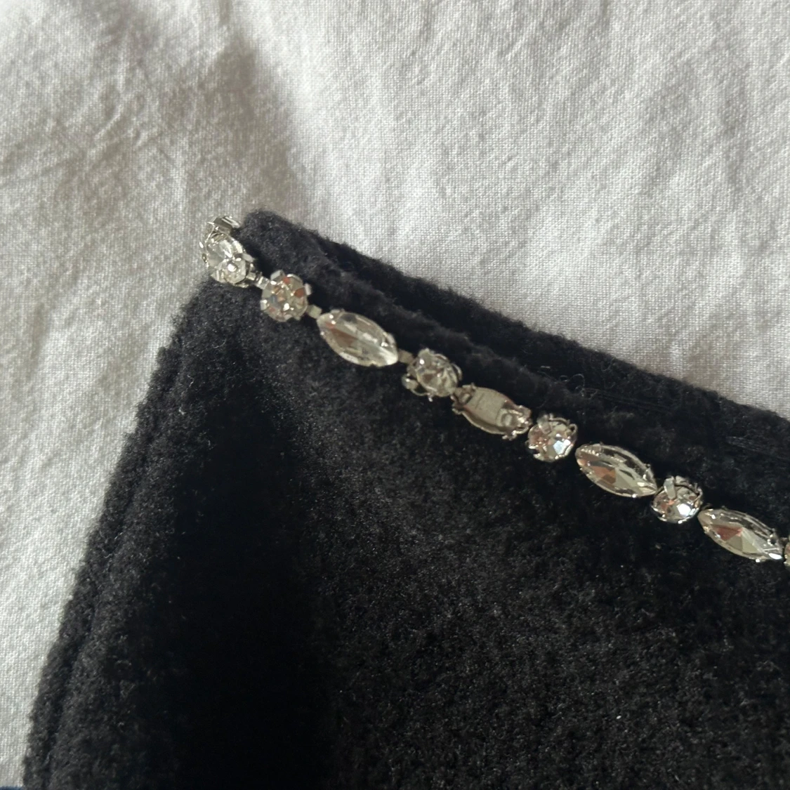 Svart stickad topp med pärldetaljer - 3