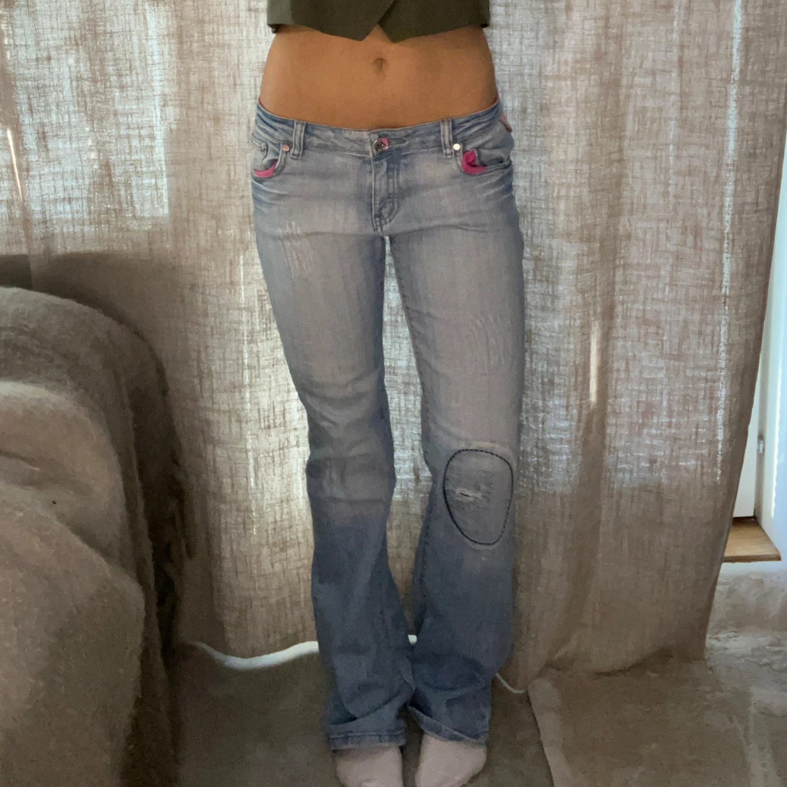 Ljusblå jeans med rosa detaljer