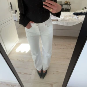 Vita jeans - Supersnygga vita jeans från Stradivarius! Endast använda ett fåtal gånger!💃
