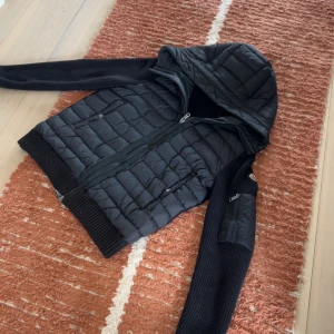 Moncler cardigan - Svart moncler cardigan | storlek S | bra skick men den syns att den är använd därav priset! | Perfekt för hösten nu!🤩 hör av dig vid minsta funderingar!🫶