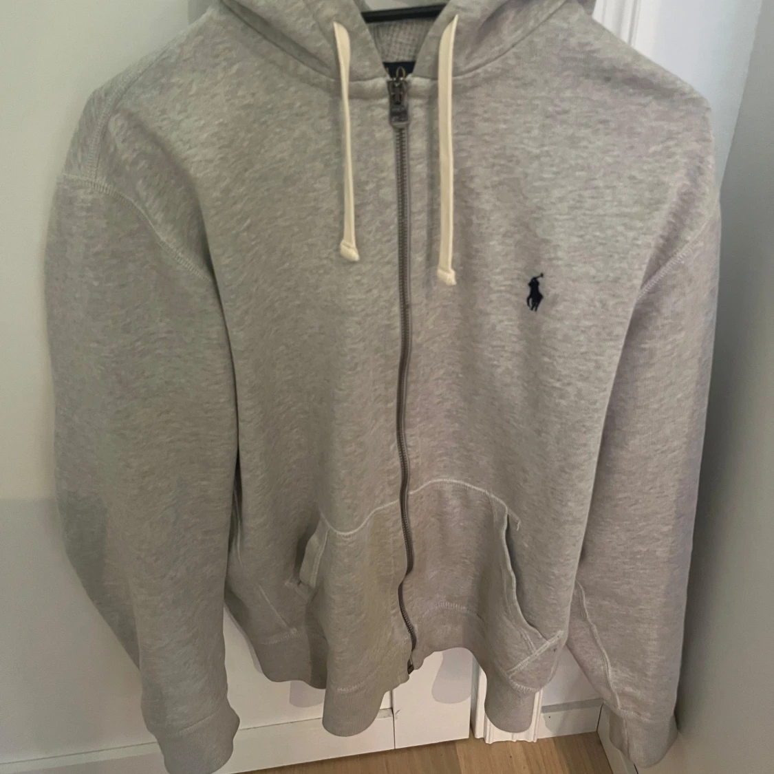 Grå hoodie från Polo Ralph Lauren - 1