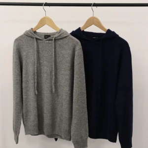 Merinoull & Kashmirhoodies (Nya)  - Tjena säljer 2 pack av våra eftertraktade Hoodies i storleken Large, en grå och en mörkblå hoodie. Allt är helt nytt och inplastat. Hör av dig om du vill ha mer info eller kolla mina tidigare annonser för mer.