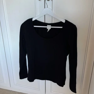 Svart långärmad bastopp  - Perfekt bastopp med lätt urringning