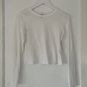 Vit långärmad basictröja - vit långärmad tröja från H&M💖Använd fåtal gånger💘Storleken är S och tröjan är lite kort i modellen, så passar nog även på någon med XS💕Säljer då den inte längre passar eller används💗Betalning sker via Swish, köparen står för frakten🩷
