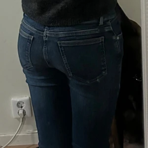 Mörkblå bootcut jeans - Storlek S length 31