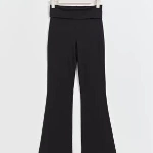 Svarta yogapants - Svarta bootcut byxor med bred resår i midjan och stretchigt material. Snygg passform som sitter tajt upptill och släpper ut vid benen. Perfekta för en chill och trendig look. Storlek 146/152, passar XS.