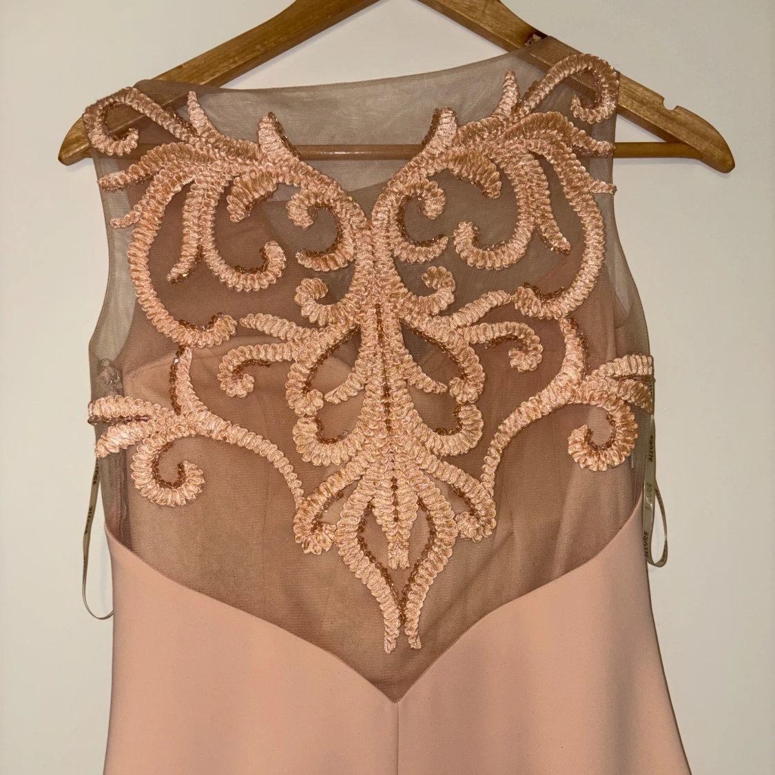 Champagnefärgad långklänning med broderi - 2