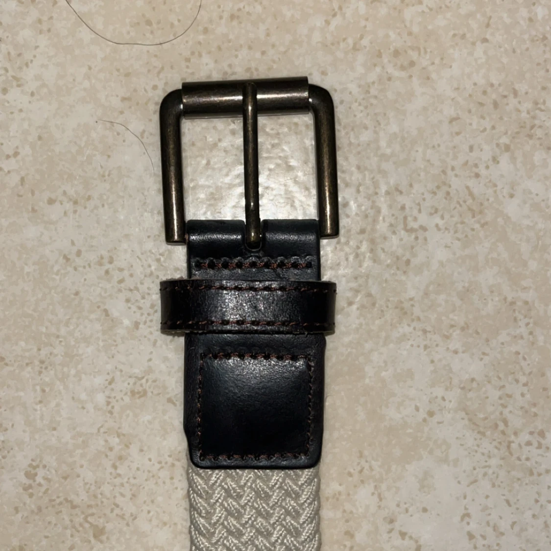 Beige flätat bälte med skinn-detaljer - 1