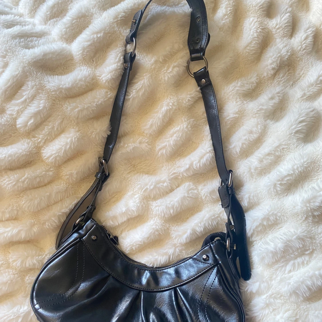 Svart axelväska från Gina Tricot