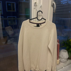 Vit tröja från Matinique - Säljer en vit  tröja från Matinique i storlek M. Tröjan har ett snyggt strukturerat mönster och är i bra skick. 