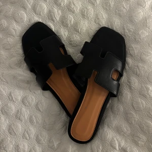 Svarta sandaler i skinn med fyrkantig tå - Stilrena svarta sandaler i skinn 🤍 Passar perfekt till vilken outfit som helst! Aldrig använt. 