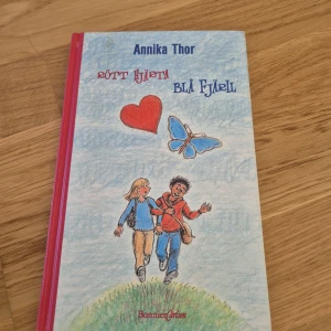 Rött hjärta blå fjäril - En charmig bok med färgglada illustrationer som fångar vänskap och äventyr. Perfekt för unga läsare som gillar berättelser om känslor, vänskap och vardagsliv. Lättläst och engagerande för ungdomar och unga vuxna.