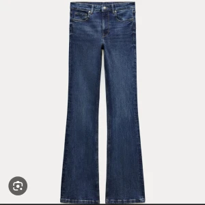 Blå bootcut jeans med hög midja - Snygga blå jeans med bootcut-modell och hög midja. Klassisk femficksdesign och lätt utsvängda ben ger en retrovibe. Perfekta till sneakers eller boots och passar till många olika stilar.