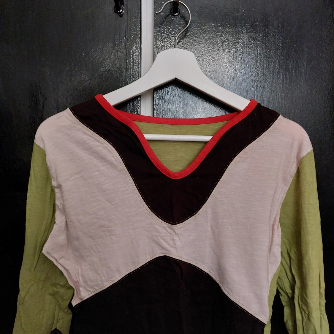 Flerfärgad långärmad tröja med V-ringning