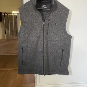 Fleece väst från Ralph Lauren - Säljer denna väst från Ralp Lauren. Den är i utmärkt skick utan tecken på användning. Bara att ställa frågor vid funderingar 🤝