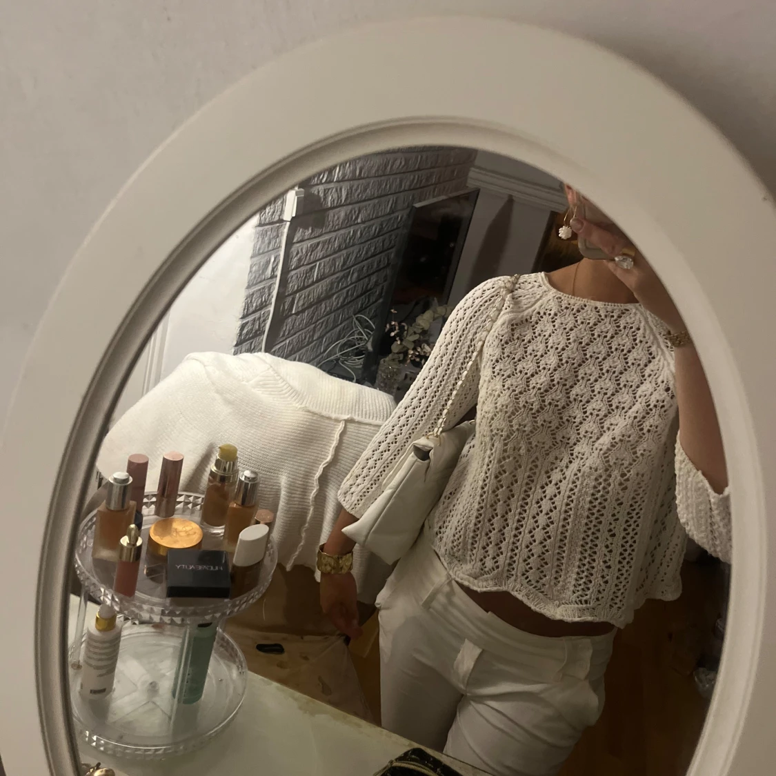 Vit virkad blus med trumpetärmar