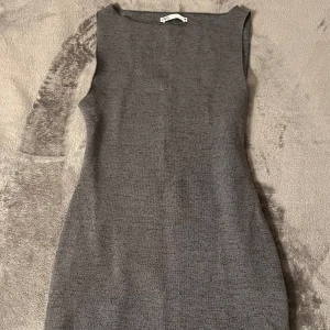 Grå Klänning från ZARA - Supersnygg grå tight mini klänning från Zara! Aldrig använd 💕