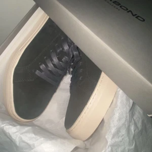 Svarta sneakers från Vagabond - Stilrena svarta sneakers från Vagabond med tjock vit sula och klassisk snörning. Skorna är i mocka och har använts i 3-4 veckor nästan och ligger på storleken 42.