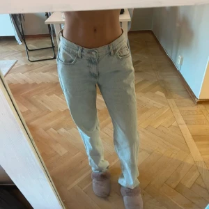 Ljusblå raka jeans  - Jätte fina Lågmidjade jeans från Gina som tyvärr inte kommer till användning, dem är lite sydda baktill i midjan, jag är 164 ❣️
