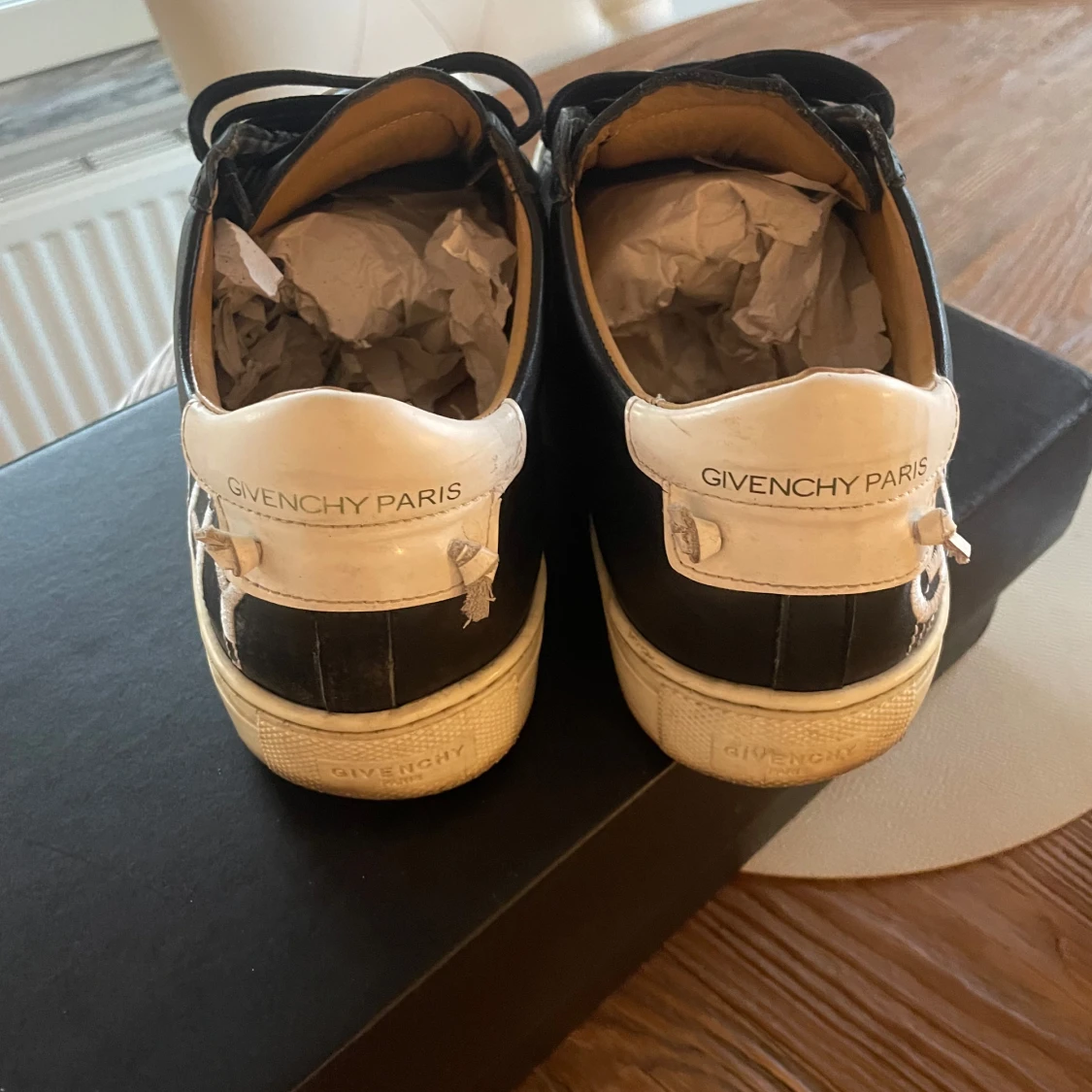 Givenchy svarta sneakers med logga - 2