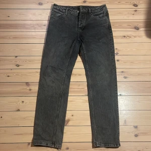 Mörkgråa jeans från Neuw - Säljer ett par mörkgråa jeans (W31 L32, nypris 2000kr) från Neuw med klassisk femficksdesign och raka ben. Jeansen har en snygg tvättad look och är tillverkade i jeansmaterial. Köpte de nya för 1 år sen och säljer nu pga att de inte passar min stil. 
