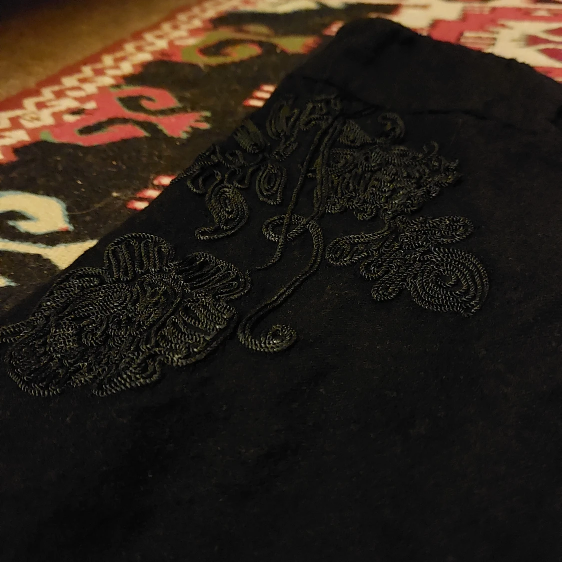 Svarta byxor med broderade detaljer - 1