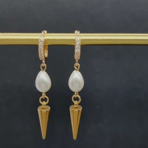 Guldörhängen med pärla och kon - Snygga örhängen i guld med små glittrande stenar på ringen, en droppformad vit pärla och en cool konformad hängande detalj. Perfekt för dig som gillar att sticka ut med unika accessoarer och vill ha en mix av klassiskt och edgy.