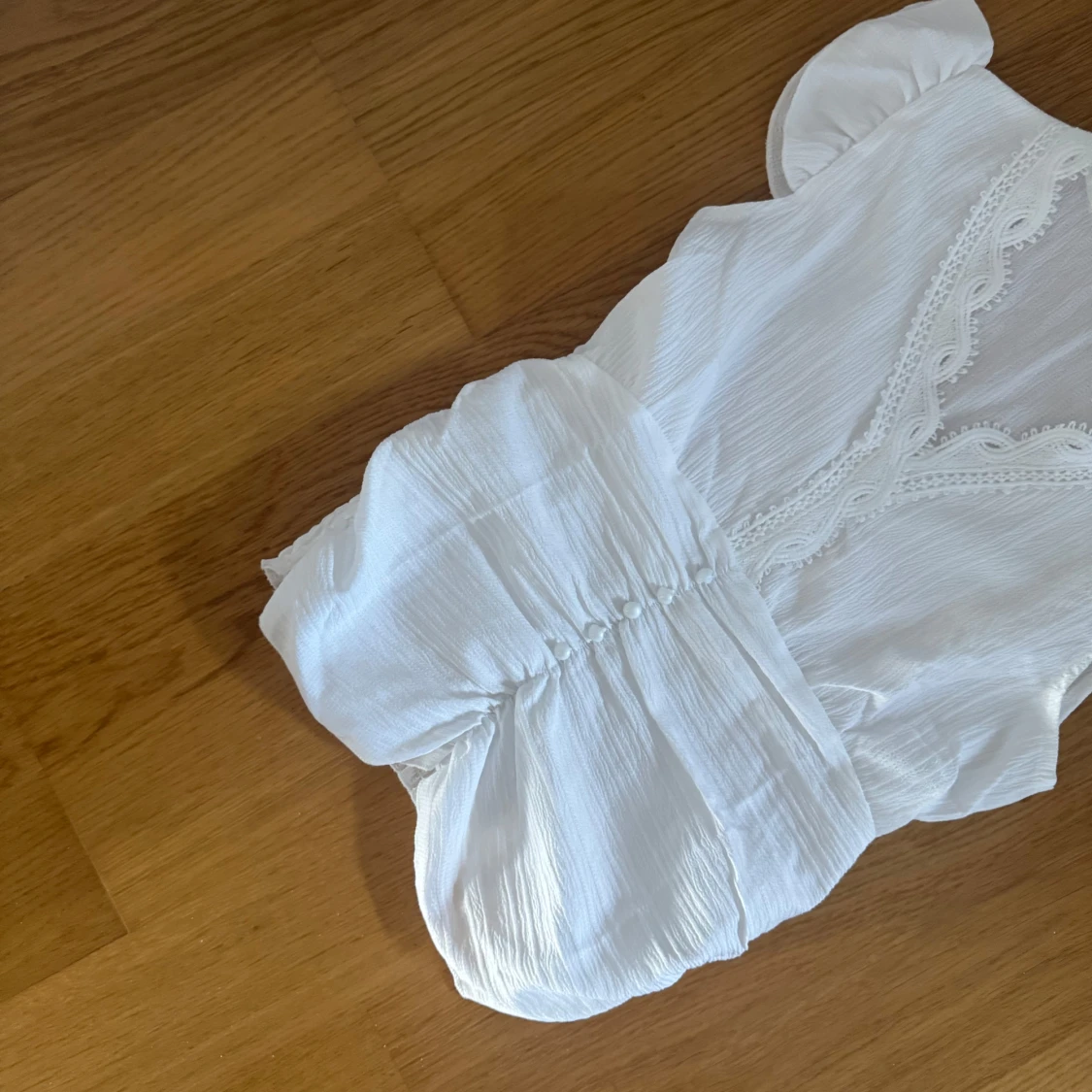 Vit blus med spets och volangärm