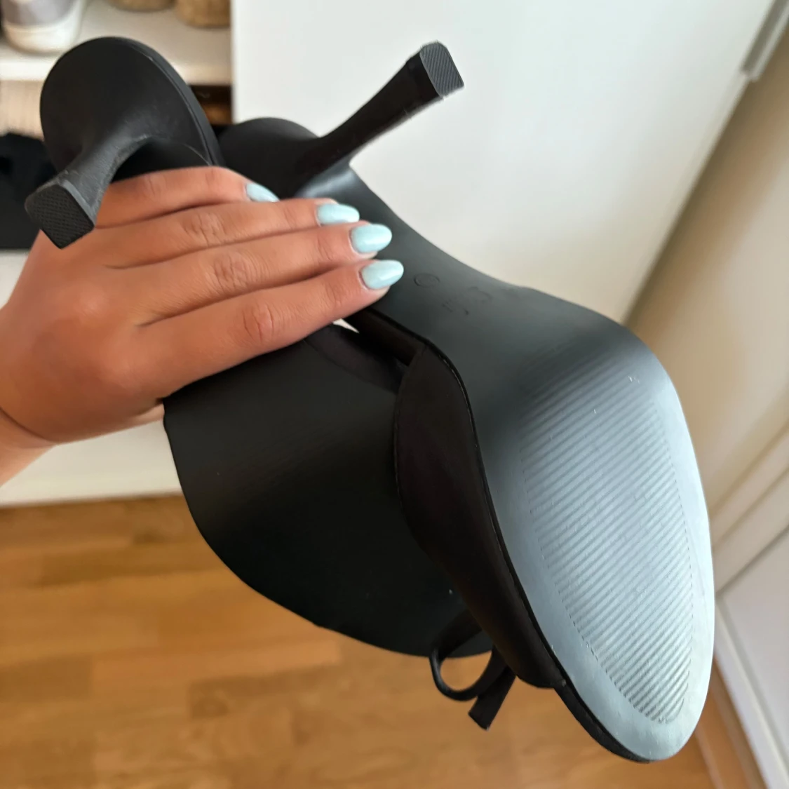 Svarta klackar med rosett o - 1