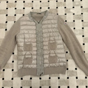 Moncler cardigan  - En Moncler cardigan i storlek M men passar som en xs-s då den är vintage . Jag köpte den på Vinted men har gått till moncler butiken där den har konformerat att den är äkta . Jag kan mötas upp i Stockholm eller posta ❤️ 