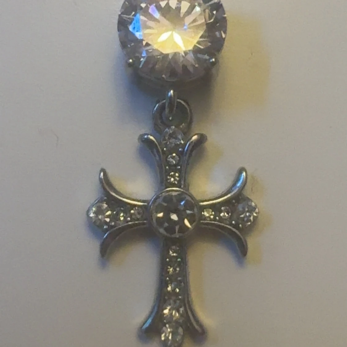 Navelpiercing med kors och strass - 1