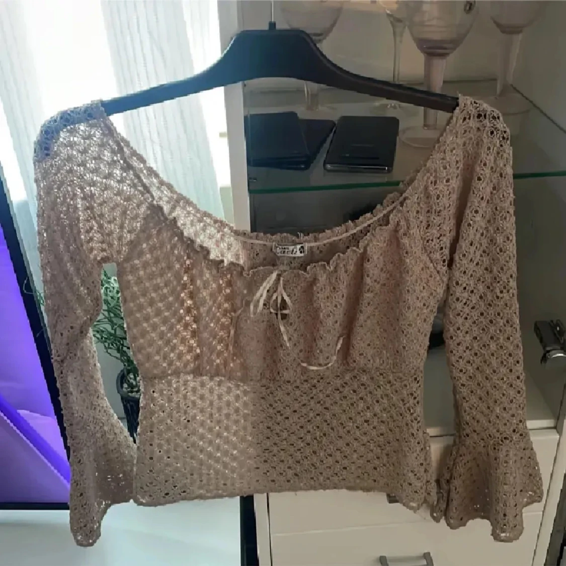 Beige spetsblus med trumpetärm - 2