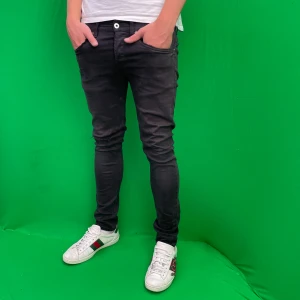 Dondup jeans - Riktigt feta dondup jeans i svart färg, är sliten look, storlek 30. Modell George. Hör av er vid minsta fundering.