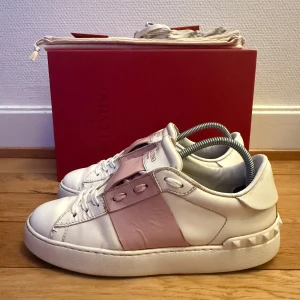 Valentino open sneakers - Säljer nu dessa fina valentino skor | Fint skick | Storlek 36 | Kommer med box,dustbag,extra snören, valentino kort och kvitto | Hör gärna av er vid frågor eller funderingar 