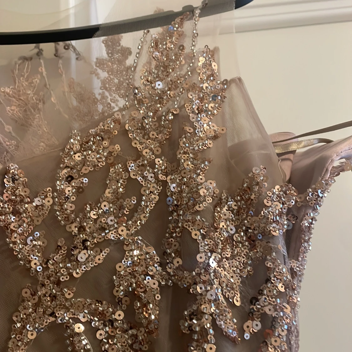 Champagnefärgad långklänning med paljetter - 2