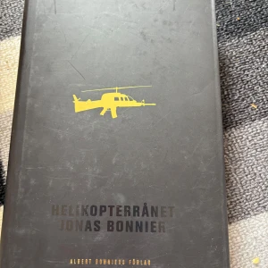 Helikopterrånet - En fartfylld roman om det spektakulära helikopterrånet i Västberga 2009. Boken bygger på rånarnas egna berättelser och bjuder på spänning, oväntade detaljer och en unik inblick i ett av Sveriges mest omtalade brott. Perfekt för dig som gillar thrillers och verklighetsbaserade historier.
