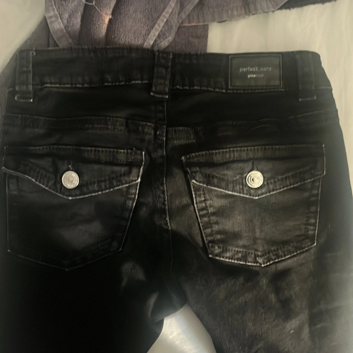 Svarta bootcut jeans från Gina Tricot - 2